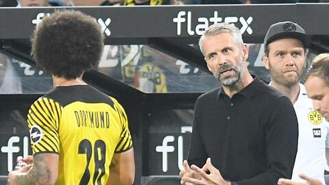 Dortmunds Trainer Marco Rose (M) gibt Axel Witsel (l) Anweisungen.