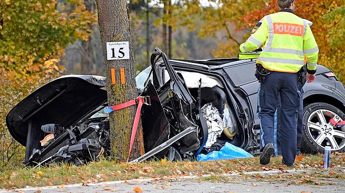 Der Autofahrer verstarb noch an der Unfallstelle.