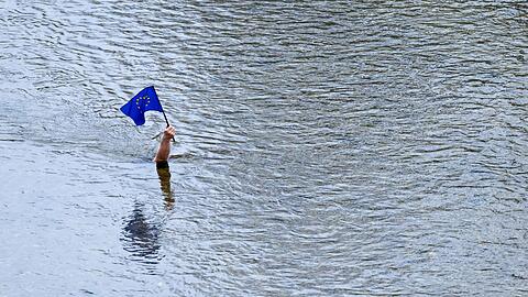 Die Kunstinstallation "Der Patriot" von Christian Schnurrer steht in der Isar.