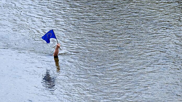 Die Kunstinstallation "Der Patriot" von Christian Schnurrer steht in der Isar.