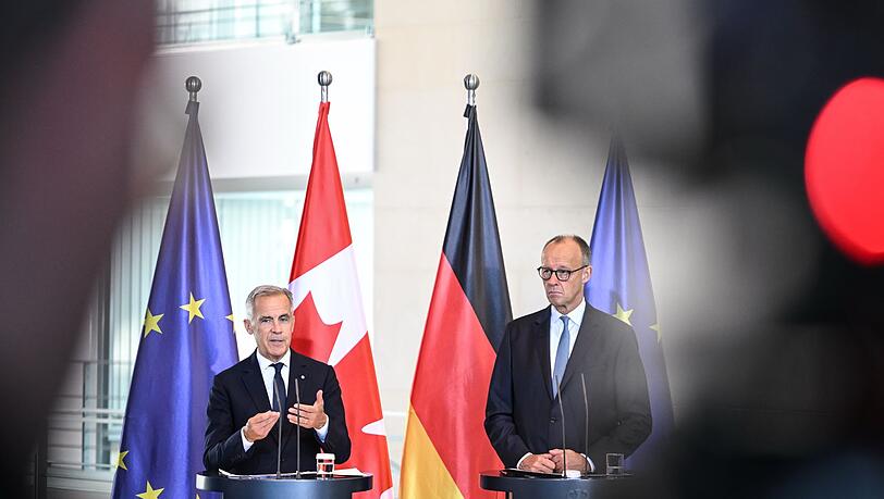 Bundeskanzler Merz wirft dem russischen Präsidenten Putin eine Verzögerungsstrategie bei der Suche nach Frieden für die Ukraine vor.