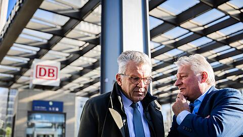 EVG-Chef Martin Burkert (rechts) und Werner Gatzer, Vorsitzender des Aufsichtsrats der Deutschen Bahn, kurz vor der Aufsichtsratssitzung.