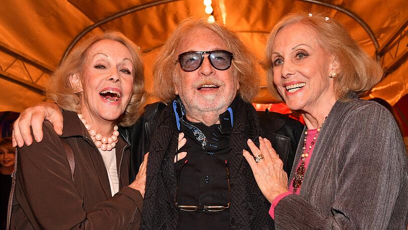 Alice und Ellen Kessler und Bernhard Paul, Direktor vom Circus Roncalli. Alice und Ellen Kessler und Bernhard Paul, Direktor vom Circus Roncalli.