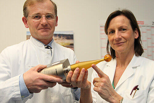 Dr. Clemens Albrecht und Prof. Cosima Brucker stellen das Hightech-Wunder vor. Durch die Kugel wird die Brust bestrahlt.