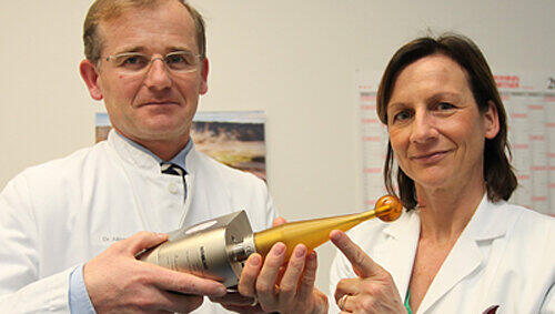 Dr. Clemens Albrecht und Prof. Cosima Brucker stellen das Hightech-Wunder vor. Durch die Kugel wird die Brust bestrahlt. Dr. Clemens Albrecht und Prof. Cosima Brucker stellen das Hightech-Wunder vor. Durch die Kugel wird die Brust bestrahlt.