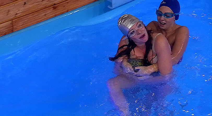 Wilde Wasserspiele im Container: Georgina und Natalia treten beim "Bitchfight" gegeneinander an.