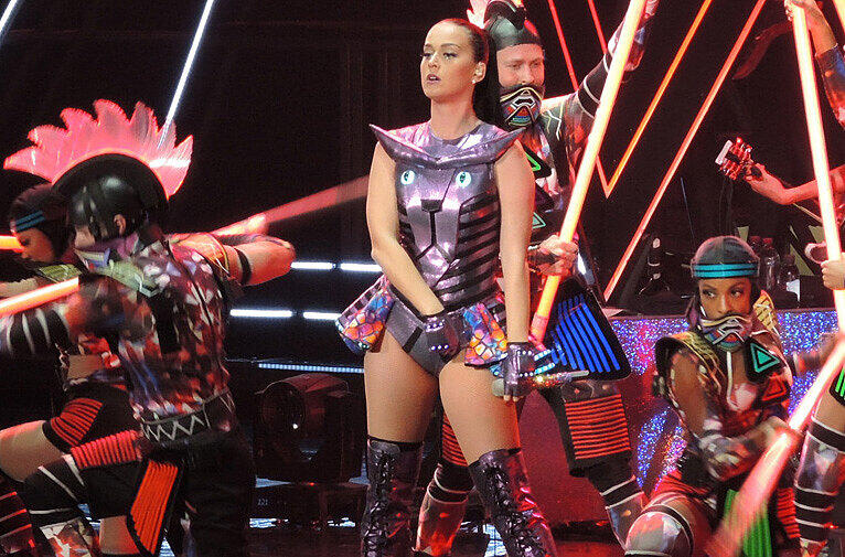 Katy Perry hat ein Eikommen von 135 Millionen Dollar.