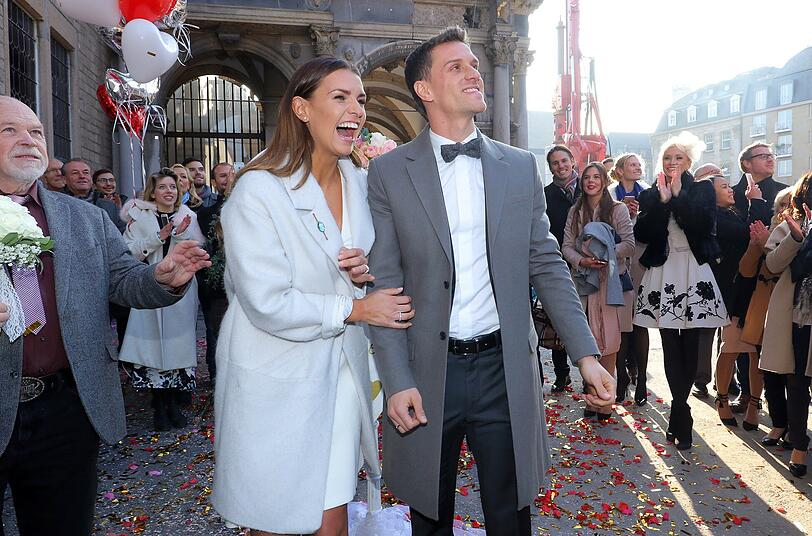 Rote Rosenblüten und weiße Tauben: Die Bilder von der Wontorra-Hochzeit in Köln.