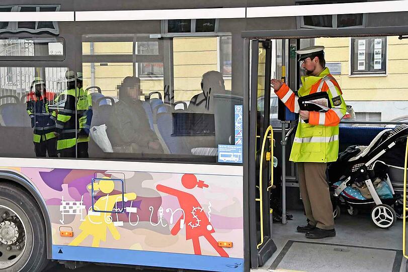 Auf der Plinganser Straße kollidieren zwei Linienbusse. Eine Stunde war sie komplett gesperrt.