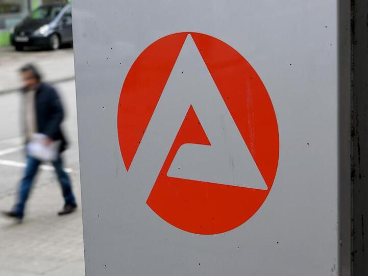 DZ-Bank-Volkswirt Holstein: "Der Arbeitsmarkt hält sich weiter stabil, die Unternehmen stellen weiter ein".