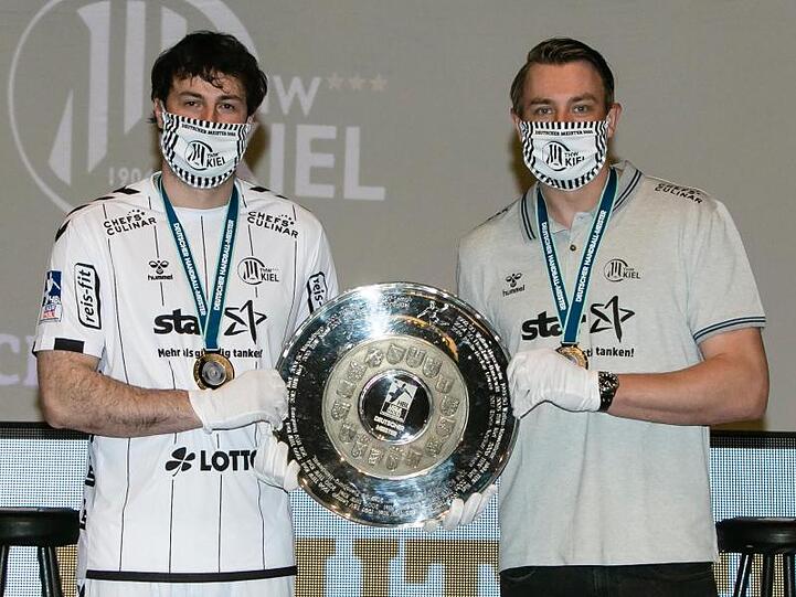 Der Kieler Kapitän Domagoj Duvnjak (l) und THW-Trainer Filip Jicha präsentieren die Meisterschale.