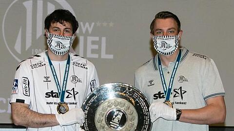 Der Kieler Kapitän Domagoj Duvnjak (l) und THW-Trainer Filip Jicha präsentieren die Meisterschale.