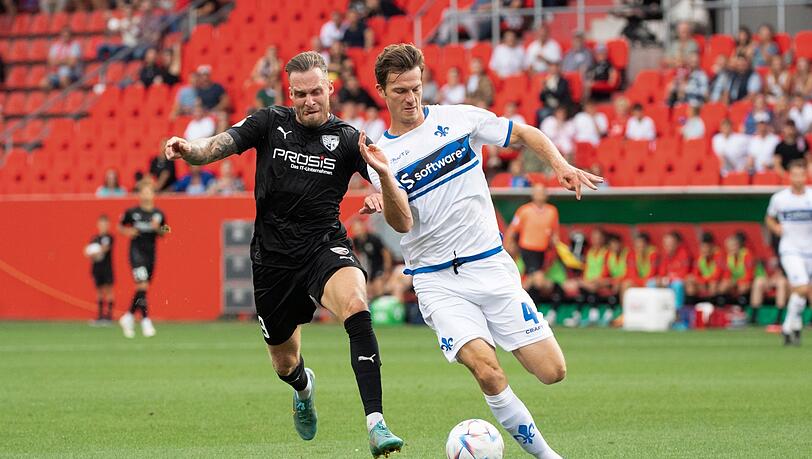 Patrick Schmidt vom FC Ingolstadt (l) und Christoph Zimmermann vom SV Darmstadt im Zweikampf um den Ball.
