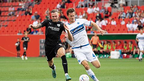 Patrick Schmidt vom FC Ingolstadt (l) und Christoph Zimmermann vom SV Darmstadt im Zweikampf um den Ball.