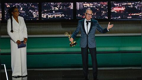 Primetime Emmy Awards 2022: Michael Keaton bekam den ersten Preis des Abends von Oprah Winfrey überreicht.
