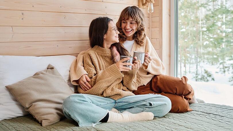 Gemütliche Pullover und mehr: Slow Living Fashion ist der perfekte Begleiter durch kalte Wintertage. Gemütliche Pullover und mehr: Slow Living Fashion ist der perfekte Begleiter durch kalte Wintertage.