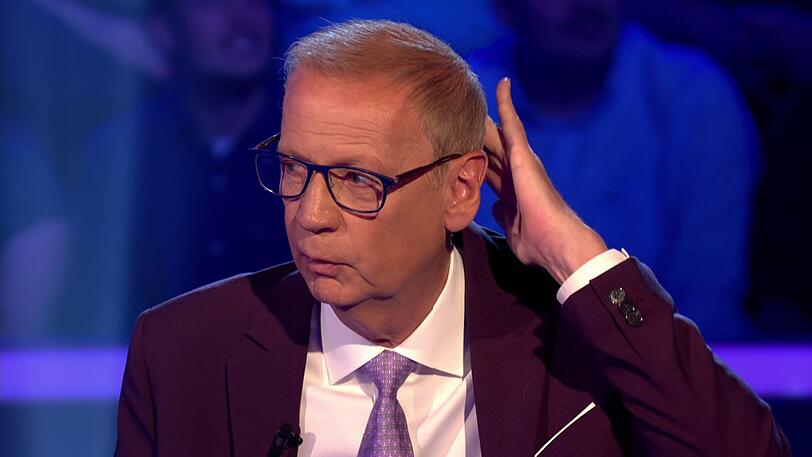 Selbst ist der Mann! Günther Jauch glättete die widerborstigen Haare souverän eigenhändig. Und scherzte: "Nur aufpassen, dass das Müffchen nicht ganz abfällt." Selbst ist der Mann! Günther Jauch glättete die widerborstigen Haare souverän eigenhändig. Und scherzte: "Nur aufpassen, dass das Müffchen nicht ganz abfällt."