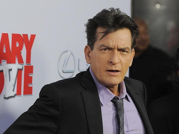 Nicht selten sauer: Charlie Sheen bei der Premiere von "Scary Movie 5" in Los Angeles. In einem Interview mit der Gala sagte er jetzt: "Ich wäre fast tot geboren."