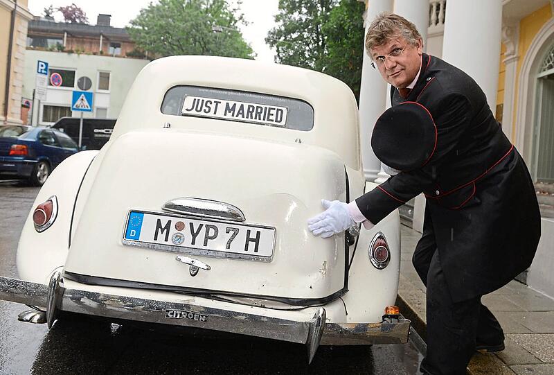 Spuren des Unfalls: Der Hochzeits-Citroen 11CV hat Dellen.