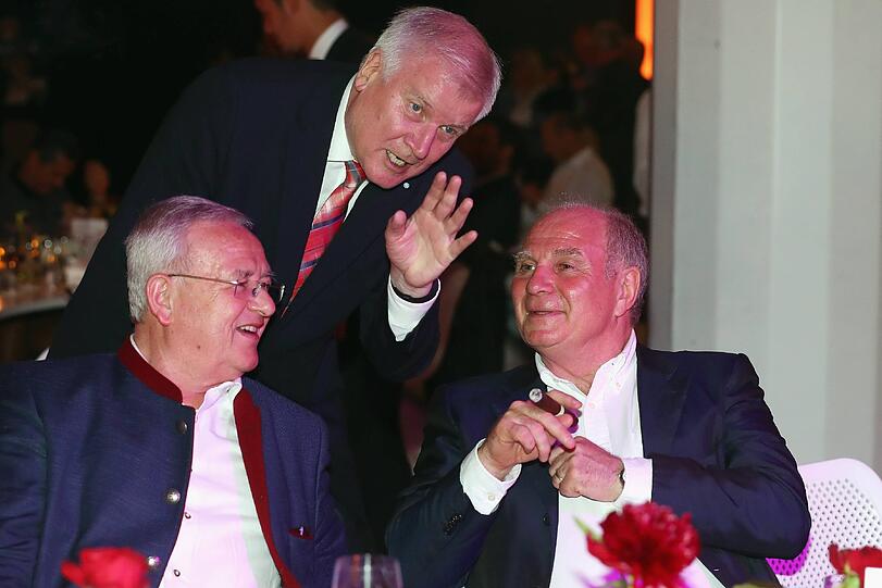 Mittendrin statt nur dabei: Martin Winterkorn (Aufsichtsratsvorsitzender), Horst Seehofer und Uli Hoeneß