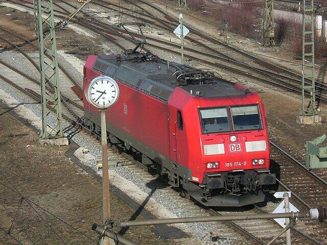 Eine rote Lok auf dem Rangierbahnhof.