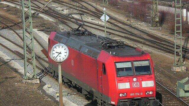 Eine rote Lok auf dem Rangierbahnhof.