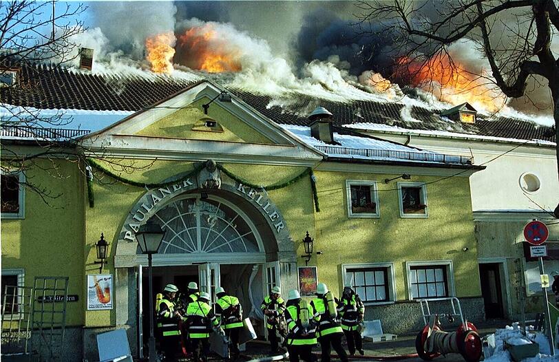 1999: Ein großes Feuer vernichtet den Salvatorkeller.