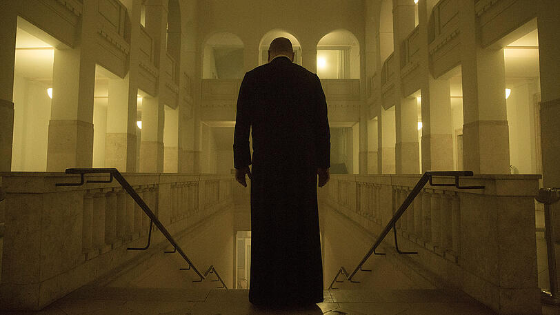 Babylon Berlin: Pater Wilczek (FRANK KÜNSTER)