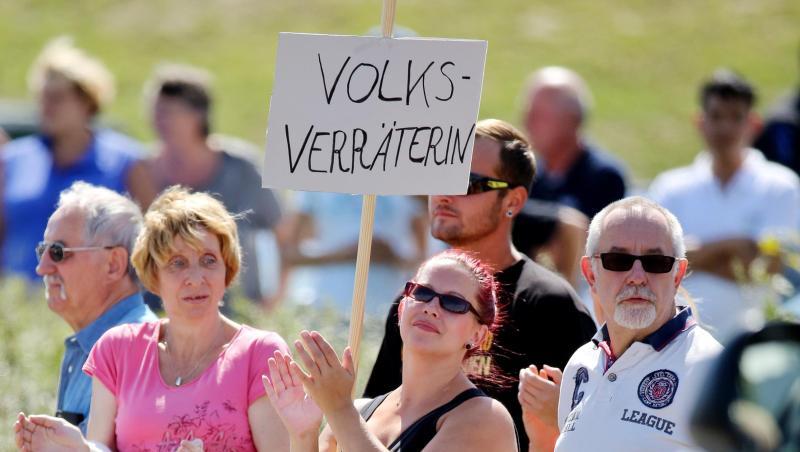 "Volksverräterin": Angela Merkel wird im August 2015 bei einem Besuch im sächsischen Heidenau beschimpft. "Volksverräterin": Angela Merkel wird im August 2015 bei einem Besuch im sächsischen Heidenau beschimpft.