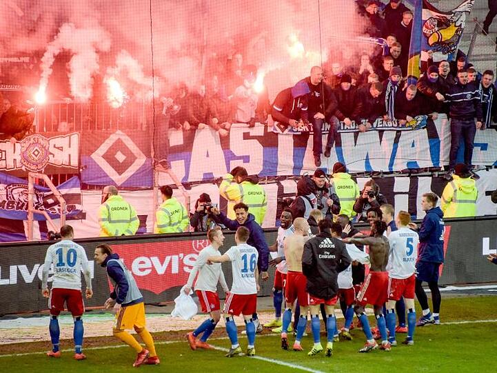 Die HSV-Profis feiern den Derbysieg bei St. Pauli mit ihren Fans.