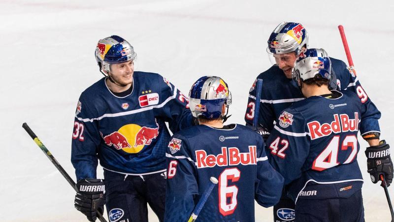 Nicolas Appendino (l-r), Daryl Boyle, Maximilian Kastner und Yasin Ehliz jubeln über einen Treffer.