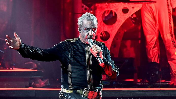 Die Band Rammstein um Sänger Till Lindemann darf an Silvester grundsätzlich in München auftreten. (Archivbild)