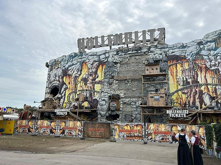 Ein Bild vom Montagvormittag: Das Absperrband vor dem "Höllenblitz" wurde mittlerweile durch einen Bauzaun ausgetauscht.