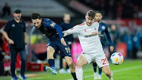 Kölns Jan Thielmann (r) im Zweikampf mit dem Mainzer Anthony Caci.