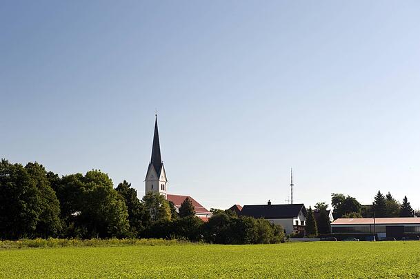 Feldmoching ist, obwohl es Teil einer Großstadt ist, sehr landwirtschaftlich geprägt. Der Stadtteil ist dadurch sehr grün und es herrscht ein ländliches Miteinander. Die Kirche St. Peter und Paul (auf dem Foto) ist das Herzstück des Viertels. Feldmoching ist, obwohl es Teil einer Großstadt ist, sehr landwirtschaftlich geprägt. Der Stadtteil ist dadurch sehr grün und es herrscht ein ländliches Miteinander. Die Kirche St. Peter und Paul (auf dem Foto) ist das Herzstück des Viertels.