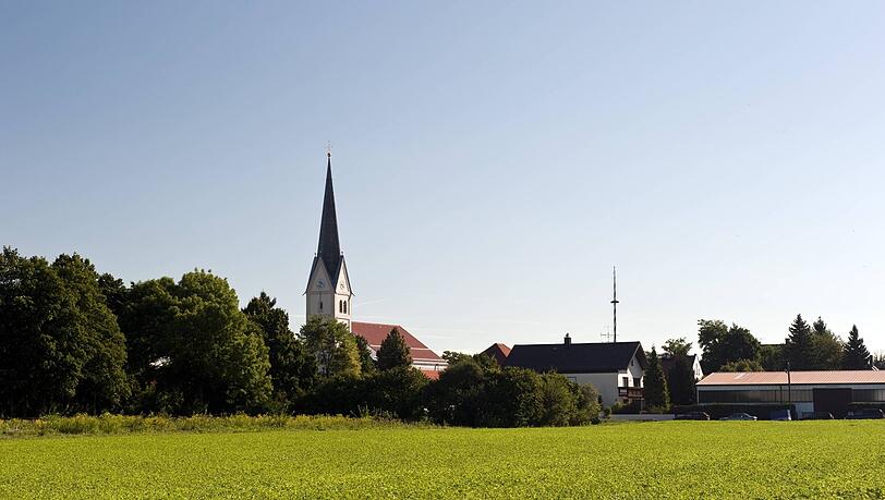 Feldmoching ist, obwohl es Teil einer Großstadt ist, sehr landwirtschaftlich geprägt. Der Stadtteil ist dadurch sehr grün und es herrscht ein ländliches Miteinander. Die Kirche St. Peter und Paul (auf dem Foto) ist das Herzstück des Viertels.