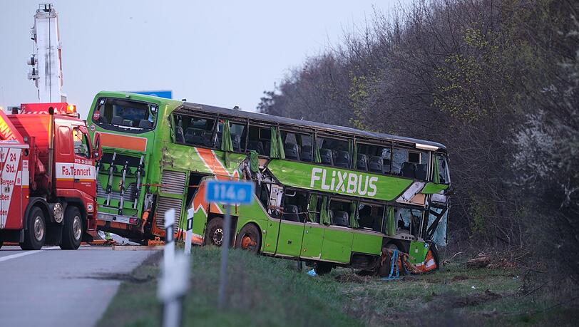 T&ouml;dlicher Busunfall auf der A9 bei Leipzig. (Archivbild)