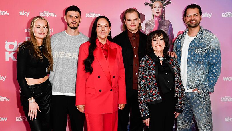 Cheyenne Ochsenknecht, ihr Partner Nino, Mutter Natascha Ochsenknecht, Wilson Gonzalez Ochsenknecht, Oma B&auml;rbel Wierichs und Jimi Blue Ochsenknecht im M&auml;rz 2025.