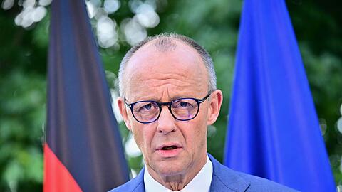 Die Freude &uuml;ber die Personalrochade h&auml;lt sich bei Merz in Grenzen.