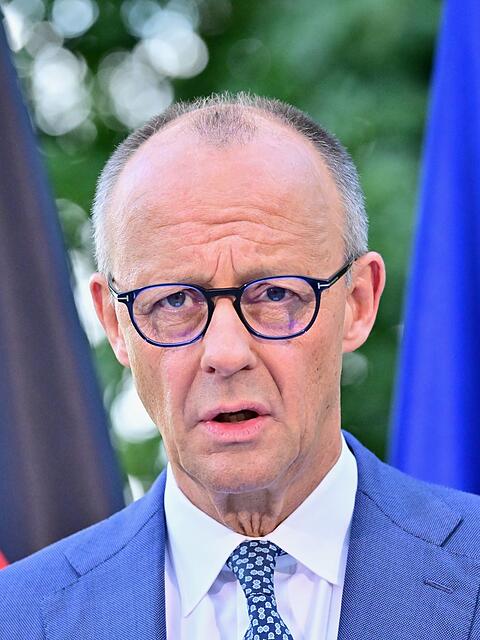 Die Freude &uuml;ber die Personalrochade h&auml;lt sich bei Merz in Grenzen.