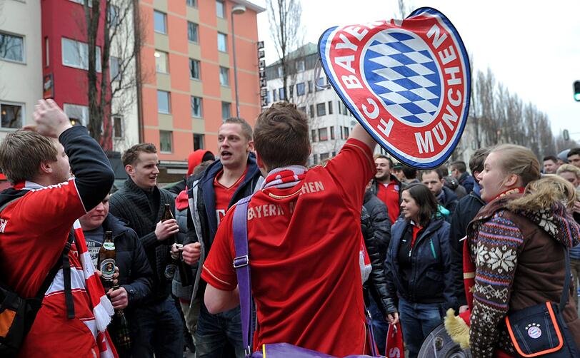 "Mia san Meister!": Ausgelassen feiern die Bayern-Fans die früheste Meisterschaft der Bundesligageschichte. Die Bilderstrecke von der Party auf der Leopoldstraße.
