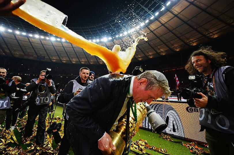 Schon zuvor feierte der Rekordmeister im Berliner Olympiastadion den Sieg im DFB-Pokalfinale gegen den VfB Stuttgart