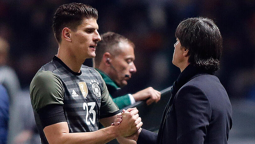 Bundestrainer Joachim Löw (rechts) und DFB-Stürmer Mario Gomez bei dessen Auswechslung im Länderspiel gegen England. Bundestrainer Joachim Löw (rechts) und DFB-Stürmer Mario Gomez bei dessen Auswechslung im Länderspiel gegen England.