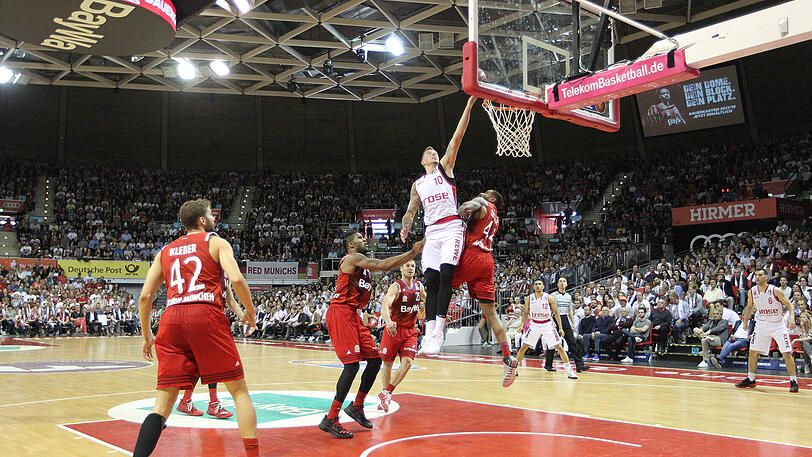 Daniel Theis (Bamberg) legt den Bayern einen rein. Jetzt wird's eng für die Münchner mit dem Finaleinzug.