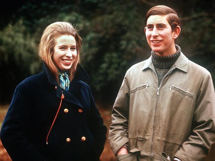 Prinz Charles (21) und seine Schwester Prinzessin Anne (19) auf dem Gelände von Schloß Sandringham.