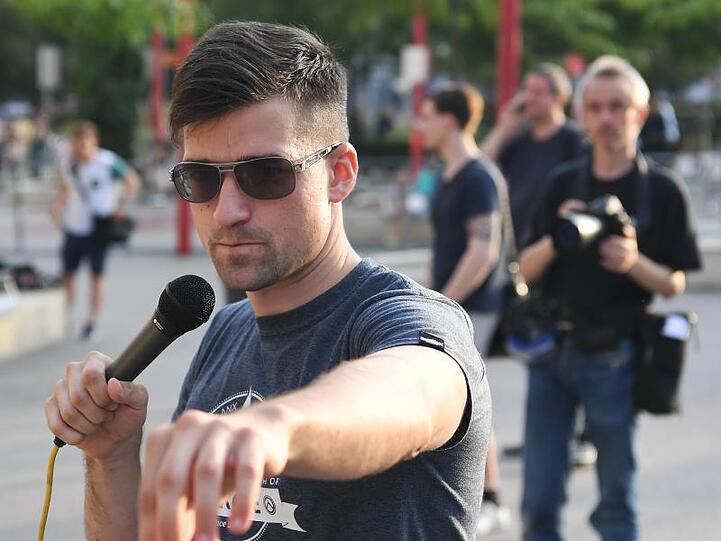 Martin Sellner, Chef der österreichischen "Identitären", bei einer Kundgebung in Wien. Im Zusammenhang mit dem Attentat von Christchurch ist die Wohnung des Sprechers der rechten "Identitären Bewegung" durchsucht worden.