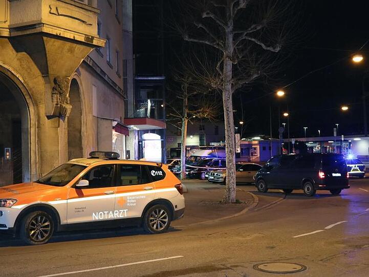 Fahrzeuge von Rettungsdienst und Polizei stehen an einer Einsatzstelle in Lindau. Foto: Benjamin Liss/dpa
