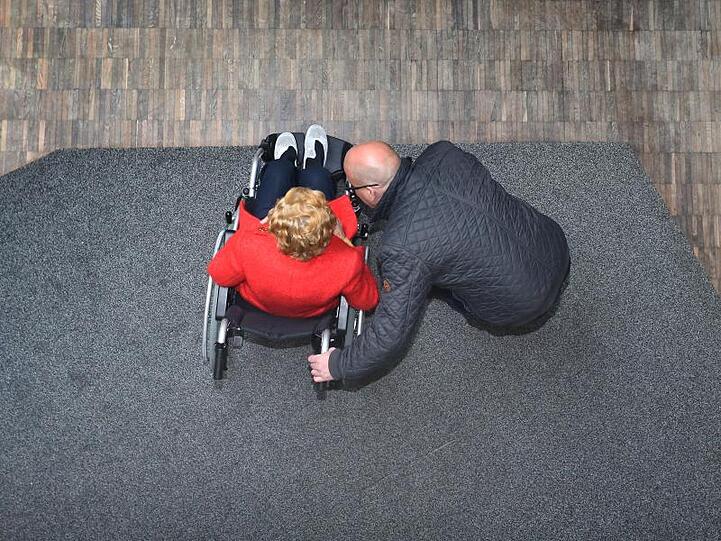 Ingrid M. sitzt neben ihrem Verteidiger Christian Steinberger. Die 85 Jahre alte Rentnerin war wegen Ladendiebstahls zu einer Gefängnisstrafe verurteilt worden.