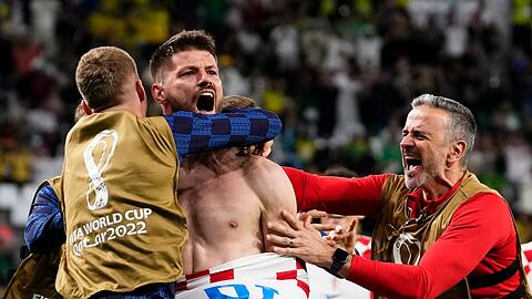 Kroatiens Bruno Petkovic (2.vl) jubelt nach seinem Tor zum 1-1 im Viertelfinale gegen Brasilien.