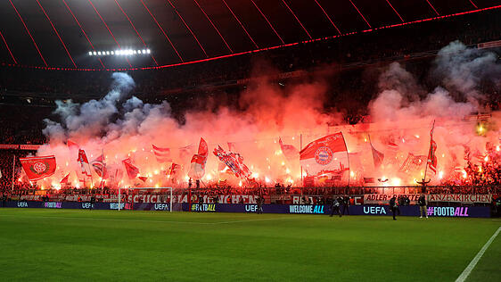 Brannten reichlich Pyro vor dem Spiel ab: Die Fans des FC Bayern.